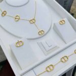 Beautiful Woman’s Necklace (Multiple Pendant Set)